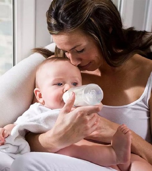 Discover the benefits and proper technique of Side Lying Bottle Feeding. Learn how this comfortable position promotes bonding, digestion, and restful sleep for both baby and caregiver.