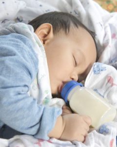 Baby Crying While Bottle Feeding? 插图2
