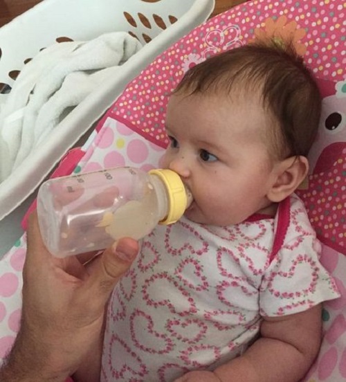 Correct bottle-feeding posture is key! Discover the pitfalls of wrong positions leading to gas, spit-ups, and neck strain. Master the right technique for happier mealtimes.